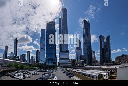 New York, NY - 18. Mai 2025: Hudson Yards mit Wolkenkratzern, dem Schiff und U-Bahn-Autos und Plattformen unter der Entwicklung Stockfoto