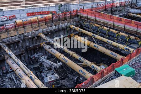 New York, NY: 18. Mai 2025: Bauarbeiten in Hudson Yards, die die komplexe unterirdische Infrastruktur enthüllen Stockfoto