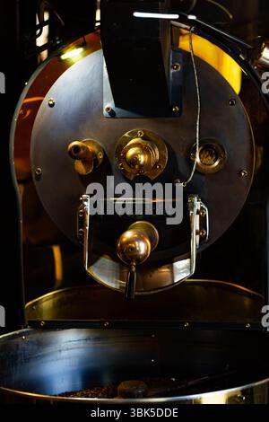 Professionelle Kaffeeröstermaschine, Industrieausrüstung, Detailaufnahme Stockfoto