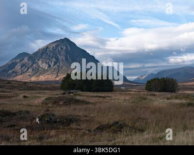 Stob Dearg, Hauptgipfel der Buachaille Etive Mor, und eine Brücke auf der A82, vom West Highland Way Wanderweg in der Nähe des Kings House Hotels. Stockfoto