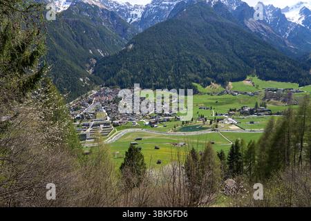 Kampl, Österreich - 19. April 2025 - eine kleine Stadt in einem Alpental zur Osterzeit Stockfoto