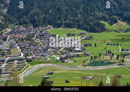 Kampl, Österreich - 19. April 2025 - eine kleine Stadt in einem Alpental zur Osterzeit Stockfoto