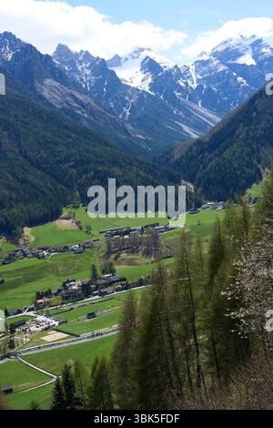 Kampl, Österreich - 19. April 2025 - eine kleine Stadt in einem Alpental zur Osterzeit Stockfoto