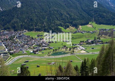 Kampl, Österreich - 19. April 2025 - eine kleine Stadt in einem Alpental zur Osterzeit Stockfoto