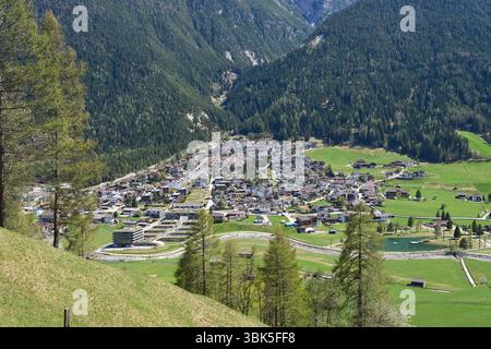Kampl, Österreich - 19. April 2025 - eine kleine Stadt in einem Alpental zur Osterzeit Stockfoto