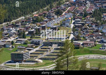 Kampl, Österreich - 19. April 2025 - eine kleine Stadt in einem Alpental zur Osterzeit Stockfoto