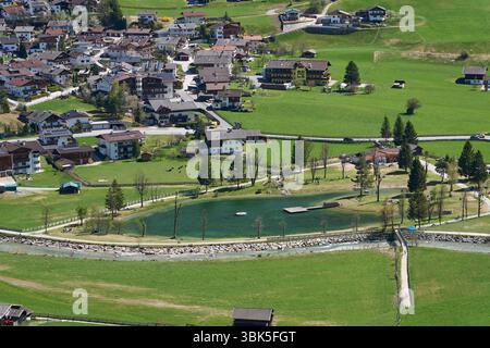 Kampl, Österreich - 19. April 2025 - eine kleine Stadt in einem Alpental zur Osterzeit Stockfoto