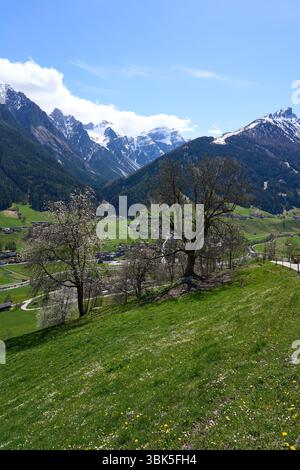 Kampl, Österreich - 19. April 2025 - eine kleine Stadt in einem Alpental zur Osterzeit Stockfoto