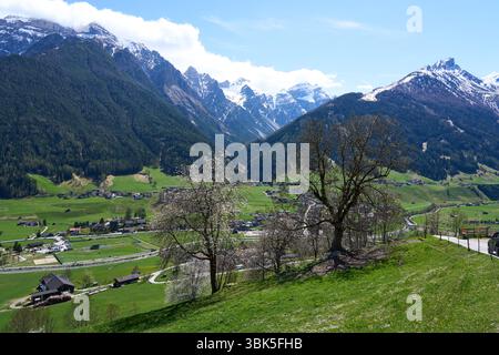 Kampl, Österreich - 19. April 2025 - eine kleine Stadt in einem Alpental zur Osterzeit Stockfoto