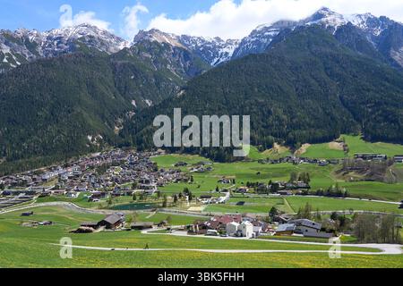 Kampl, Österreich - 19. April 2025 - eine kleine Stadt in einem Alpental zur Osterzeit Stockfoto