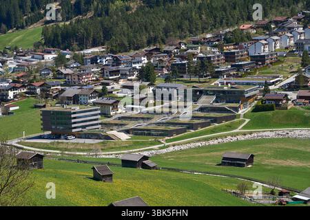 Kampl, Österreich - 19. April 2025 - eine kleine Stadt in einem Alpental zur Osterzeit Stockfoto