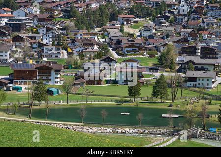 Kampl, Österreich - 19. April 2025 - eine kleine Stadt in einem Alpental zur Osterzeit Stockfoto