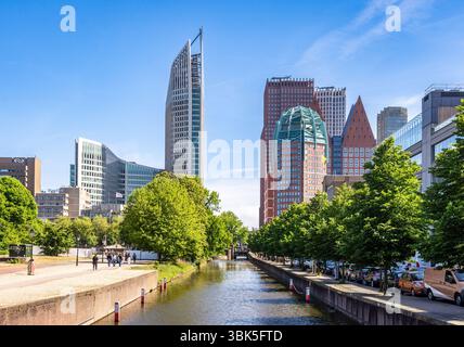 Wolkenkratzer in der Nähe des Hauptbahnhofs in den Haag, Niederlande, mit den Hoftoren, der Castalia, dem Zurichtoren und dem Turfmarkt. Stockfoto