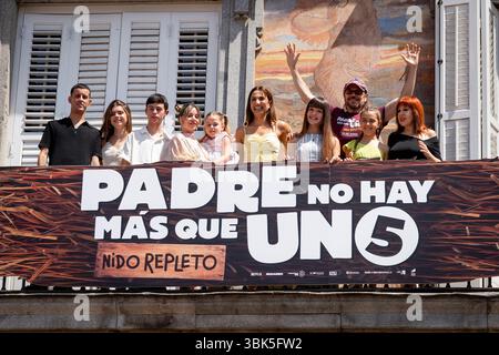 El Cejas, Calma Segura, Carlos Gonzalez, Martina D' Antiochia, Blanca Ramirez, Toni Acosta, Luna Fulgencio, Santiago Segura, Sirena Segura und Loles Leon nehmen am 18. Juni 2025 in Madrid, Spanien, an der Premiere von „Padre no Hay MAS que uno 5 Nido Repleto“ Teil. (Quelle: Miguel Escavias/Alfa Images/Alamy Live News) Stockfoto