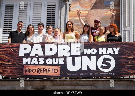 El Cejas, Calma Segura, Carlos Gonzalez, Martina D' Antiochia, Blanca Ramirez, Toni Acosta, Luna Fulgencio, Santiago Segura, Sirena Segura und Loles Leon nehmen am 18. Juni 2025 in Madrid, Spanien, an der Premiere von „Padre no Hay MAS que uno 5 Nido Repleto“ Teil. (Quelle: Miguel Escavias/Alfa Images/Alamy Live News) Stockfoto