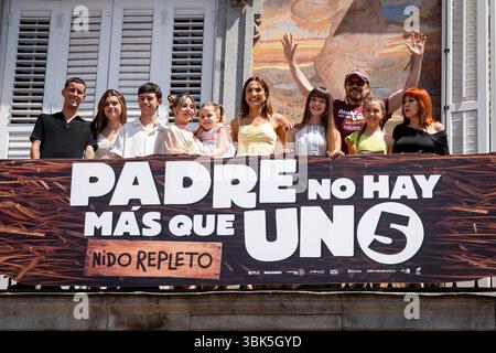 Padre no Hay MAS que uno 5 Nido Repleto Premiere, Madrid, Spanien - 18. Juni 2025 El Cejas, Calma Segura, Carlos Gonzalez, Martina D Antiochia, Blanca Ramirez, Toni Acosta, Luna Fulgencio, Santiago Segura, Sirena Segura und Loles Leon nehmen am 18. Juni 2025 an der Premiere von Padre no Hay MAS que uno 5 Nido Repleto auf der Plaza Mayor in Madrid Teil. Quelle: Miguel Escavias/Alfa Images Madrid Plaza Mayor Madrid Spanien Copyright: X x2025xMiguelxEscavias/AlfaxImagesx Stockfoto