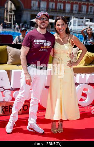 Padre no Hay MAS que uno 5 Nido Repleto Premiere, Madrid, Spanien - 18. Juni 2025 Santiago Segura und Toni Acosta besuchen Padre no Hay MAS que uno 5 Nido Repleto Premiere auf der Plaza Mayor am 18. Juni 2025 in Madrid, Spanien. Quelle: Miguel Escavias/Alfa Images Madrid Plaza Mayor Madrid Spanien Copyright: X x2025xMiguelxEscavias/AlfaxImagesx Stockfoto