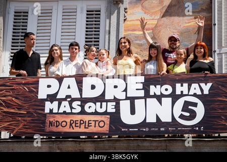 Padre no Hay MAS que uno 5 Nido Repleto Premiere, Madrid, Spanien - 18. Juni 2025 El Cejas, Calma Segura, Carlos Gonzalez, Martina D Antiochia, Blanca Ramirez, Toni Acosta, Luna Fulgencio, Santiago Segura, Sirena Segura und Loles Leon nehmen am 18. Juni 2025 an der Premiere von Padre no Hay MAS que uno 5 Nido Repleto auf der Plaza Mayor in Madrid Teil. Quelle: Miguel Escavias/Alfa Images Madrid Plaza Mayor Madrid Spanien Copyright: X x2025xMiguelxEscavias/AlfaxImagesx Stockfoto
