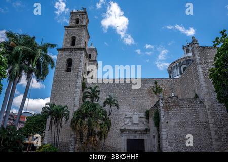Barocke Fassade der Kirche Jesu mit verzierten Mauerwerken und zwei Glockentürmen in Mexiko, Halbinsel Yucatan, Merida Hidalgo Park. Stockfoto