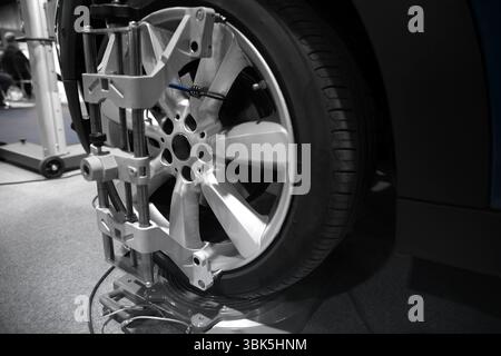 Reifen Auswuchten von modernen Autos in der Werkstatt closeup Foto Stockfoto