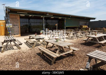 Dining-Tische im Restaurant Diddly Squat Farmshop von Jeremy Clarkson, wie in der Amazon Prime Reality tv-Dokumentation Clarksons Farm zu sehen. Chipp Stockfoto
