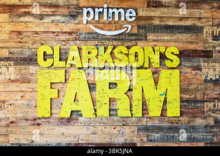Schild in der Restaurantwand, bedeckt mit Hunderten von Fans Unterschriften. Jeremy Clarkson's Diddly Squat Farm Shop, wie in der Amazon Prime Reality Stockfoto