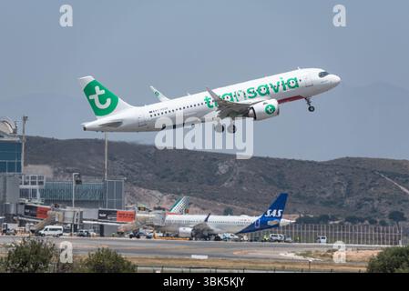 Transavia Airlines Airbus A320-252N Flugzeugjet startet vom Flughafen Alicante Elche, Costa Blanca, Spanien, EU. Klettern, über SAS-Flugzeug Stockfoto