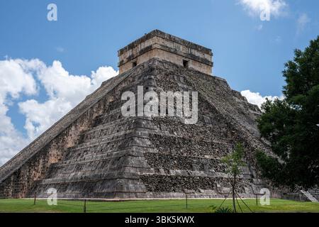 El Castillo Kukulcan Pyramide Stufentempel mit dramatischem bewölktem Himmel in Mexiko, Yucatan Halbinsel, Chichen Itza. Stockfoto