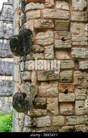 Alte Maya-Steinmauer mit verwitterten Kalksteinblöcken und Mauerwerk in Mexiko, Yucatan Halbinsel, Chichen Itza. Stockfoto