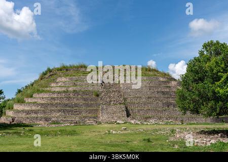 Kinich Kak Moo Pyramide antike Maya-Stufentempel mit Steinterrassen und grünem Gras in Mexiko, Yucatan Halbinsel, Izamal. Stockfoto