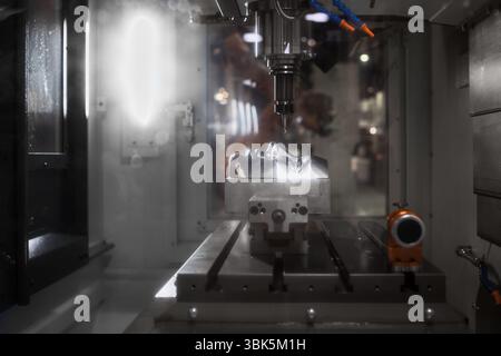 Automatisierte Robotik Bohren in Stahl menschliches Gesicht Nahaufnahme Stockfoto