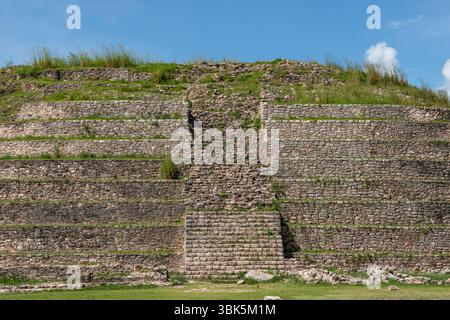 Kinich Kak Moo Pyramide antike Maya-Stufentempel mit Steinterrassen und Vegetation in Mexiko, Yucatan Halbinsel, Izamal. Stockfoto