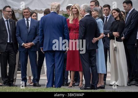 Washington, Usa. Juni 2025. US-Präsident Donald Trump unterhält sich mit Ivanka Trump und Charles Kushner, rechts, dem neu ernannten US-Botschafter in Frankreich, nachdem am Mittwoch, den 18. Juni 2025, im Weißen Haus in Washington, DC eine amerikanische Flagge auf dem Südrasen gehisst wurde. Foto: Ken Cedeno/Pool/ABACAPRESS.COM Credit: Abaca Press/Alamy Live News Stockfoto