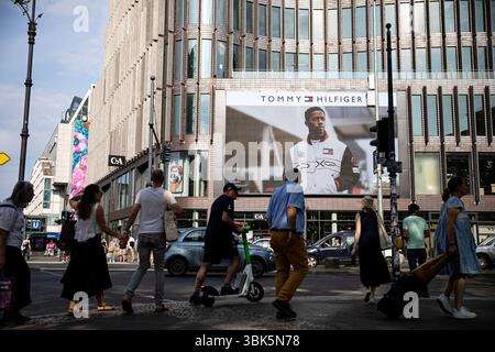 Fußgänger, Shopper und Touristen füllten die Straßen des Berliner Stadtteils Charlottenburg am Mittwoch, den 18. Juni 2025, als warmes Wetter einem der lebhaftesten Geschäftsviertel der Stadt Leben einhauchte. Fotos zeigen, wie Berliner und Besucher Kreuzungen überqueren, Schaufensterfronten durchstöbern und an Werbeanzeigen unter hellem Himmel vorbeischlendern. Berlin ist nach wie vor weit von den physischen Fronten des Nahostkonflikts entfernt; die wirtschaftlichen und politischen Widerhall, einschließlich der Befürchtungen über steigende Ölpreise und regionale Destabilisierung, werden von den europäischen politischen Entscheidungsträgern und genau überwacht Stockfoto