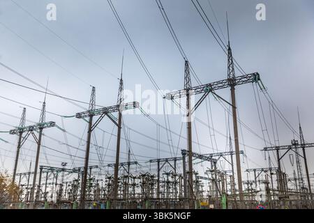 Großen Pylonen bei Power Station Verteilen unter blauem Himmel Stockfoto