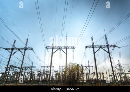 Großen Pylonen bei Power Station Verteilen unter blauem Himmel Stockfoto
