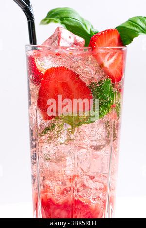 Mojito-Cocktail mit Erdbeeren und Basilikum oder Mocktail als Hintergrund, extrem detailliert und aus nächster Nähe. Trendiges Sparkling-Getränk, Sommer-Cocktail-Party und Wein Stockfoto