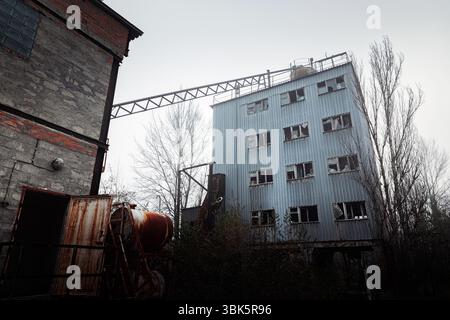 Abgebrochene Zementfabrik in der Nähe von Tschernobyl Angle Shot Stockfoto