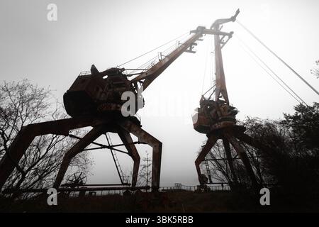 Rostigen alten industriellen dock Krane in Tschernobyl Dock Stockfoto
