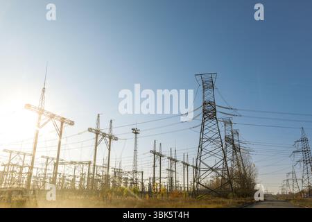 Großen Pylonen bei Power Station Verteilen unter blauem Himmel Stockfoto