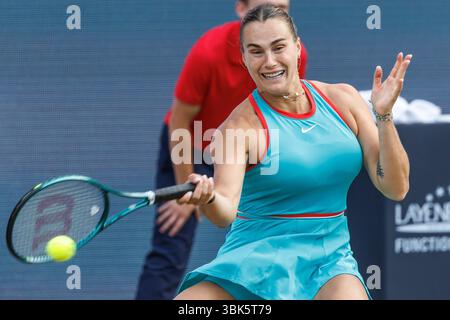 Berlin, Deutschland. Juni 2025. Tennis: WTA Tour, Singles, Frauen, Achtelfinale, Sabalenka (Weißrussland) - Masarova (Schweiz), Steffi Graf Stadium. Aryna Sabalenka (Weißrussland) gibt einen Ball zurück. Darlegung: Andreas Gora/dpa/Alamy Live News Stockfoto