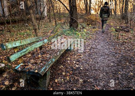 Alte zerstört Bank neben dem Pfad Angle Shot Stockfoto