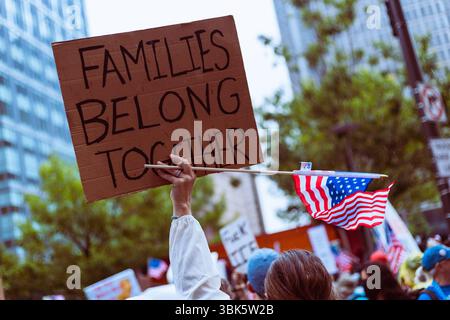 Das Protestzeichen „Familien gehören zusammen“ wurde am 14. Juni 2025 während der „No Kings“-Kundgebung in Philadelphia, PA, getragen, um die Rechte von Einwanderern zu fördern Stockfoto