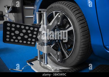 Reifen Auswuchten von modernen Autos in der Werkstatt closeup Foto Stockfoto