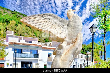 Malaga Mijas Pueblo Dorf schöne Vogel in der Handtaube Skulptur in blendendem Sonnenlicht und tiefblauem Himmel Stockfoto