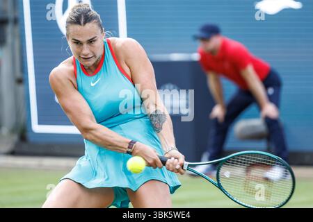 Berlin, Deutschland. Juni 2025. Tennis: WTA Tour, Singles, Frauen, Achtelfinale, Sabalenka (Weißrussland) - Masarova (Schweiz), Steffi Graf Stadium. Aryna Sabalenka (Weißrussland) gibt einen Ball zurück. Darlegung: Andreas Gora/dpa/Alamy Live News Stockfoto