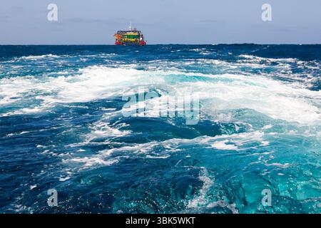 Schwimmender Kran auf offener See. Stockfoto
