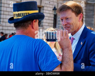 London 18. Juni 2025. Der Anti-Brexit-Aktivist Steve Bray und der britische Abgeordnete Richard Tice, stellvertretender Reformchef, haben ein paar Worte vor dem Parlament. Quelle: Aldo Shoots/Alamy Live News Stockfoto