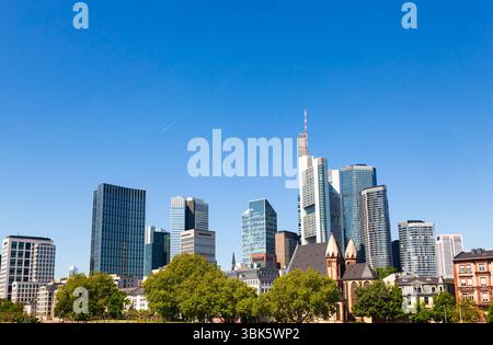 Frankfurter Stadtzentrum in Deutschland mit Wolkenkratzern. Stockfoto