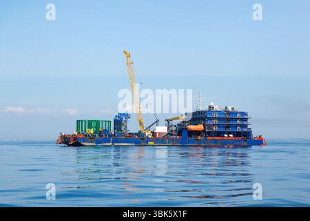 Schwimmender Kran auf offener See. Stockfoto